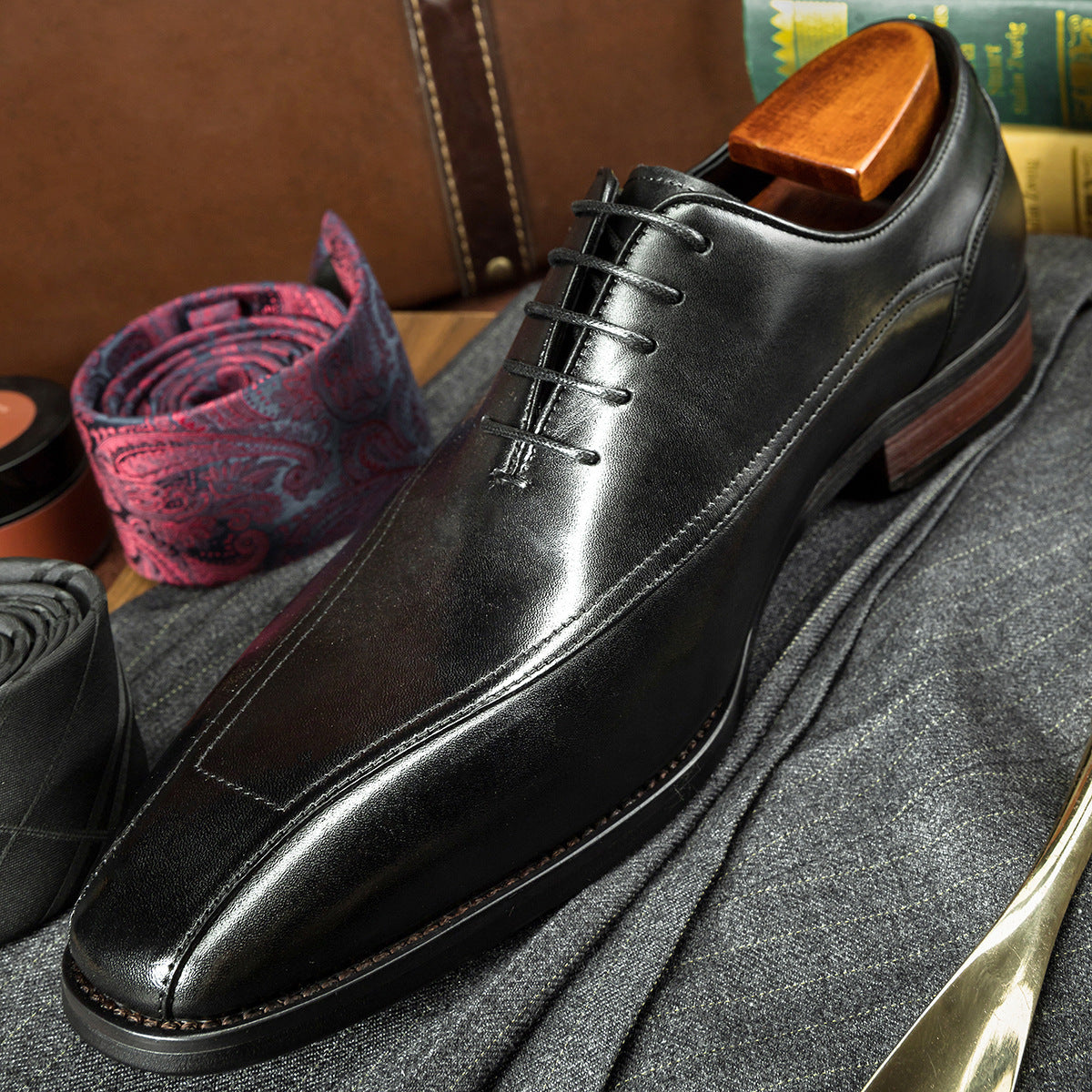 Klasyczne skórzane buty typu Oxford